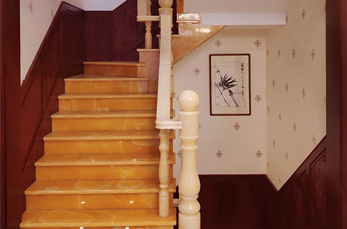 铜陵中式别墅室内汉白玉石楼梯的定制安装装饰效果